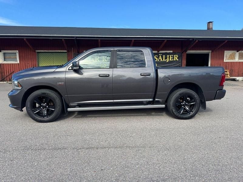 Mörkgrå (grå) Begagnad 2016 RAM 1500 Pickup | 359 000 kr (Lite dyr) - Bild 1/4