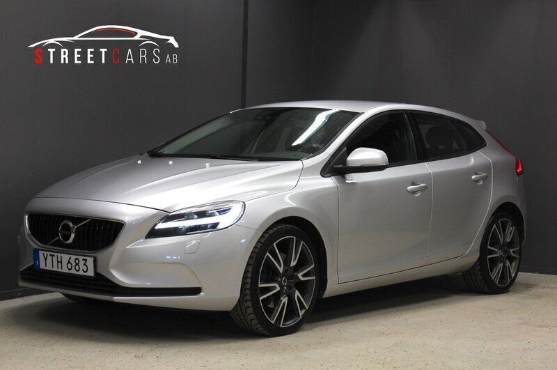 Silver Begagnad 2018 Volvo V40 Momentum Kombi | 159 000 kr (Marknadspris) - Bild 1/4