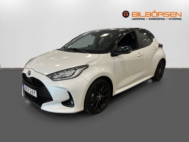Vit Begagnad 2022 Toyota Yaris Hybrid Style Halvkombi | 229 900 kr (Marknadspris) - Bild 1/4
