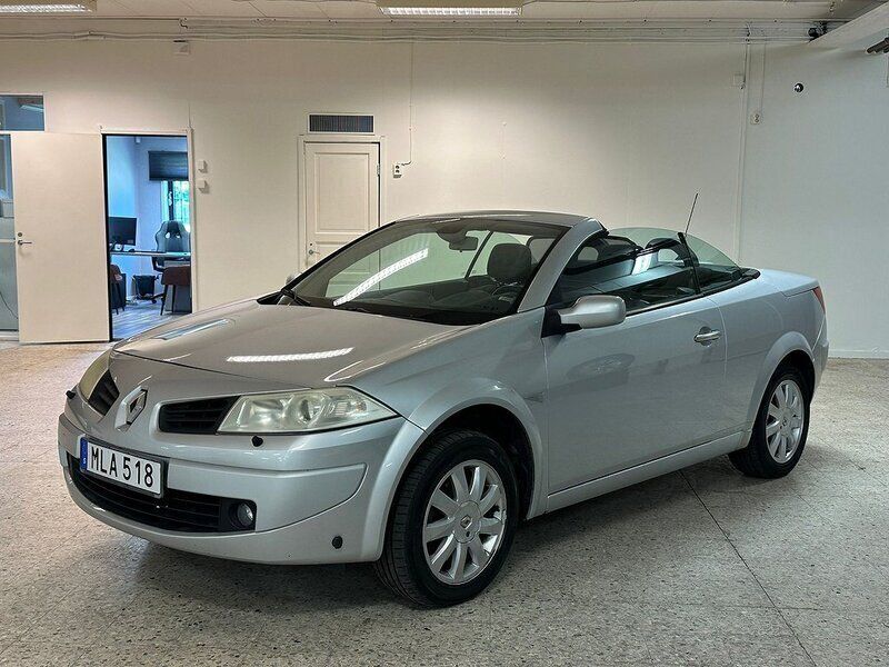 Ljusgrå (grå) Begagnad 2006 Renault Mégane Cabriolet Cab | 39 900 kr (Marknadspris) - Bild 1/4