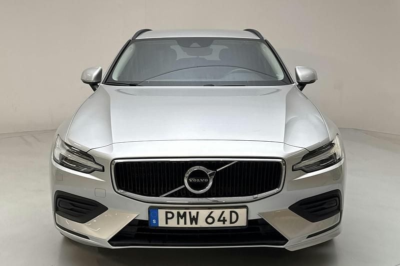 Begagnad Volvo V60 Momentum 197 HK (144 kW) 2022 Silver Kombi