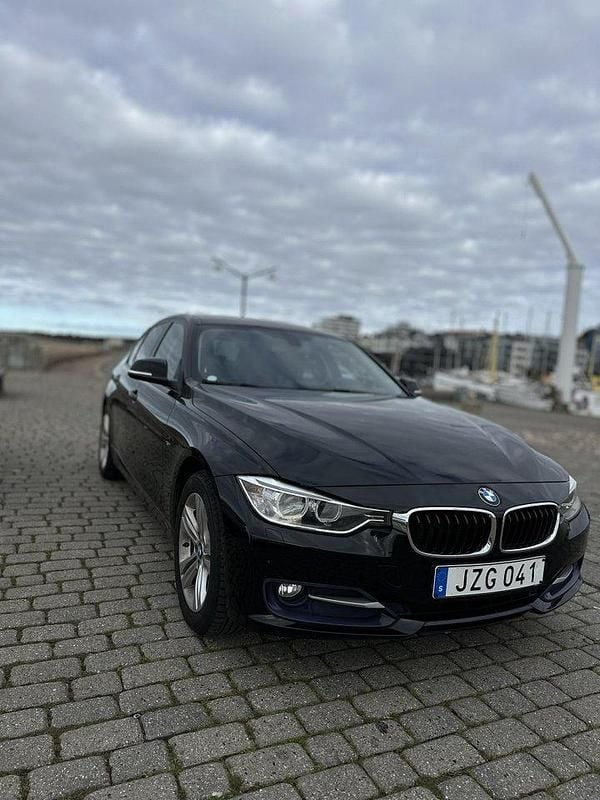 Svart Begagnad 2015 BMW 318 Performance Sedan | 150 000 kr (Marknadspris) - Bild 1/4