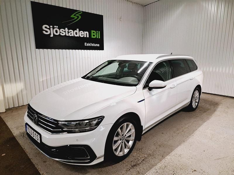 Vit Begagnad 2021 VW Passat GTE Kombi | 224 900 kr (Bra pris) - Bild 1/4