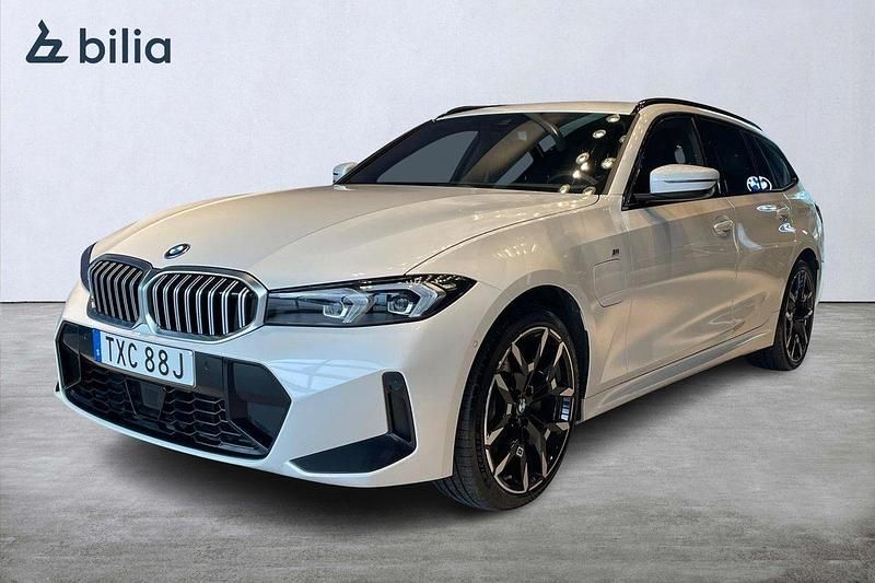 Vit Begagnad 2024 BMW 330e M Sport Kombi | 494 900 kr (Dyr) - Bild 1/3
