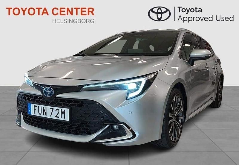 Silver Begagnad 2023 Toyota Corolla Plus Kombi | 259 900 kr (Bra pris) - Bild 1/4