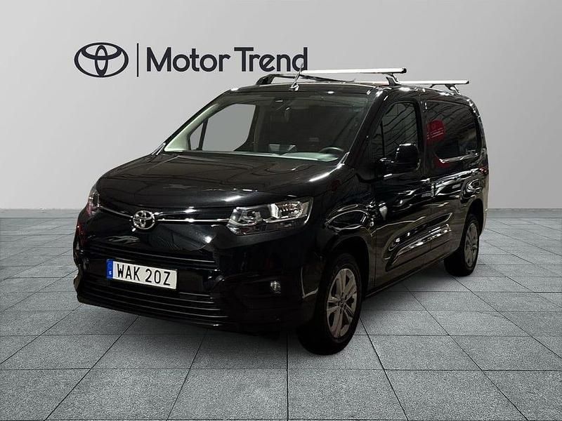 Svart Begagnad 2023 Toyota Proace City City Minibuss | 289 900 kr (Marknadspris) - Bild 1/4