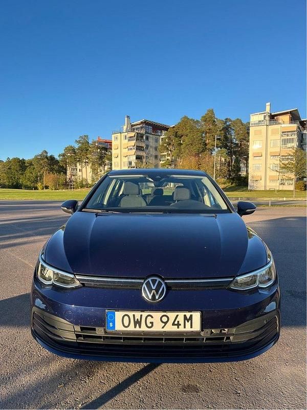 Blå Begagnad 2022 VW Golf VIII Halvkombi | 230 000 kr (Marknadspris) - Bild 1/4