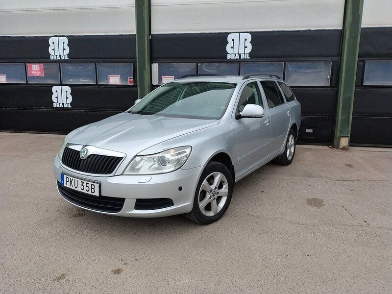 Grå Begagnad 2015 Skoda Octavia Ambiente Kombi | 49 900 kr - Bild 1/3
