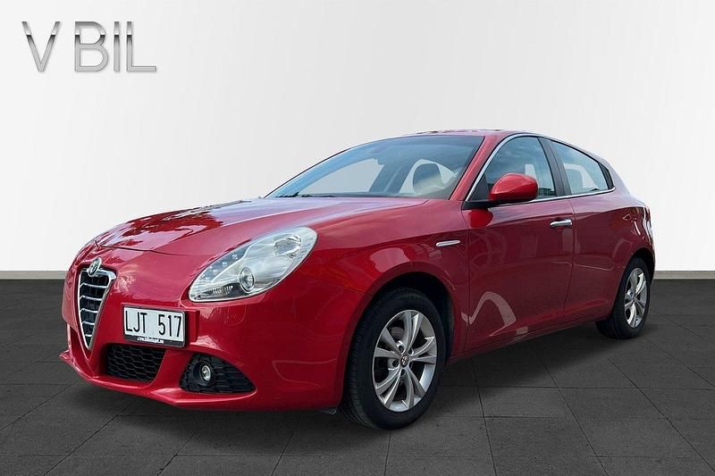 Röd Begagnad 2011 Alfa Romeo Giulietta Distinctive Halvkombi | 69 800 kr (Marknadspris) - Bild 1/4