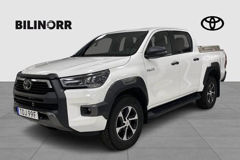 Vit Begagnad 2024 Toyota HiLux Pickup | 599 900 kr (Marknadspris) - Bild 1/4