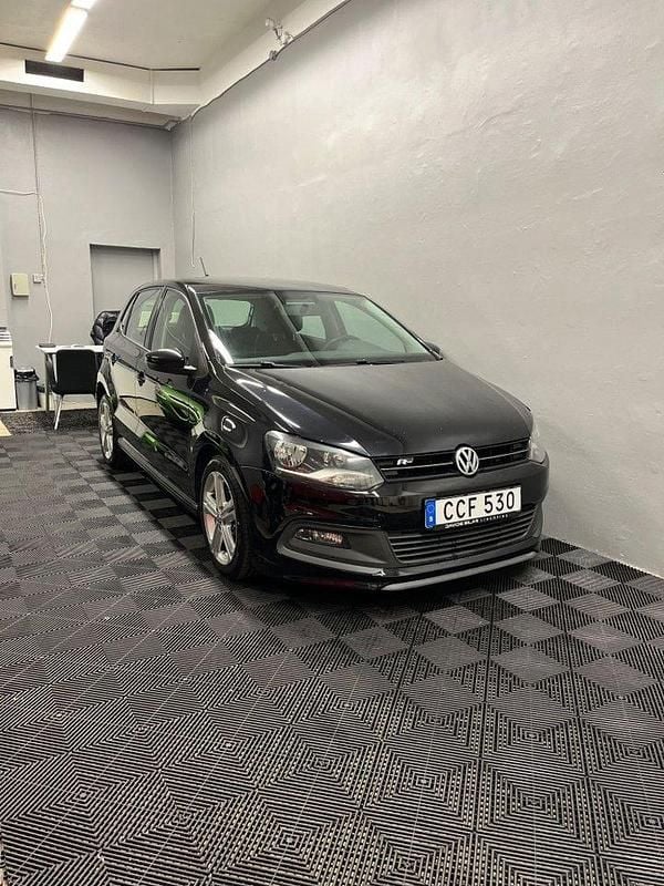 Svart Begagnad 2014 VW Polo R-line Halvkombi | 64 500 kr (Marknadspris) - Bild 1/4