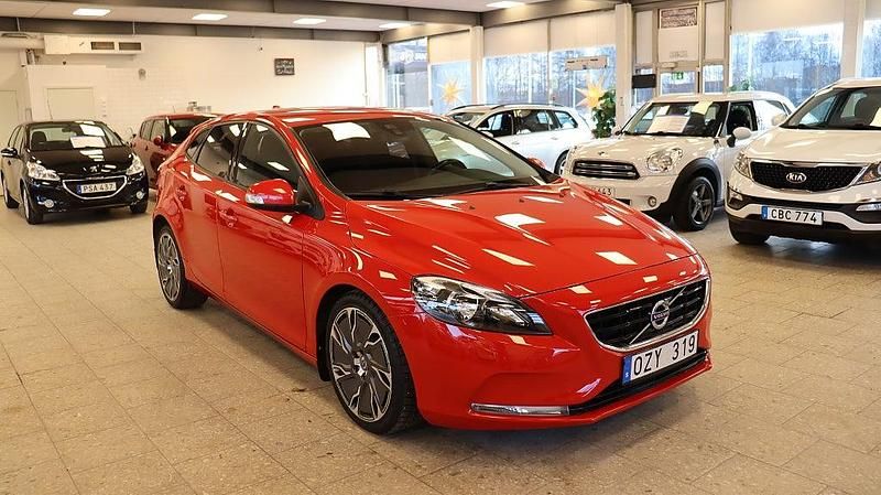 Begagnad Volvo V40 Kinetic 116 HK (85 kW) 2013 Röd Halvkombi