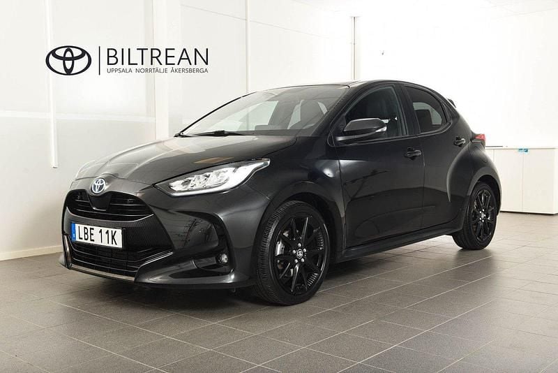 Svart Begagnad 2023 Toyota Yaris Hybrid Style Halvkombi | 248 900 kr (Marknadspris) - Bild 1/4
