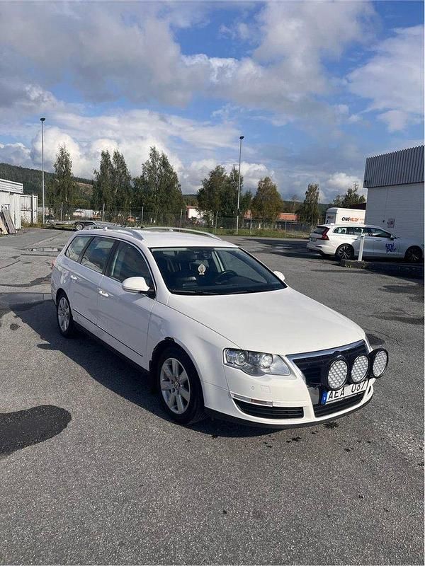 Vit Begagnad 2010 VW Passat Sportline Kombi | 45 000 kr (Marknadspris) - Bild 1/4