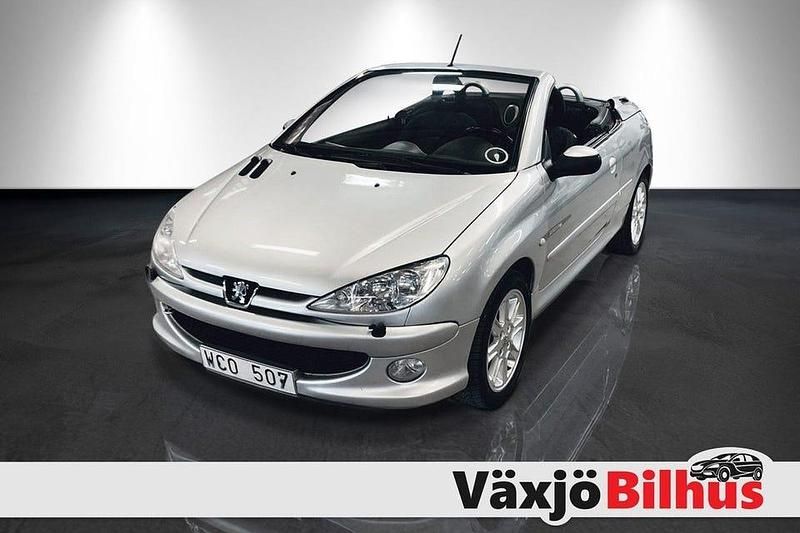 Ljusgrå (grå) Begagnad 2004 Peugeot 206 CC Cab | 34 900 kr (Lite dyr) - Bild 1/4