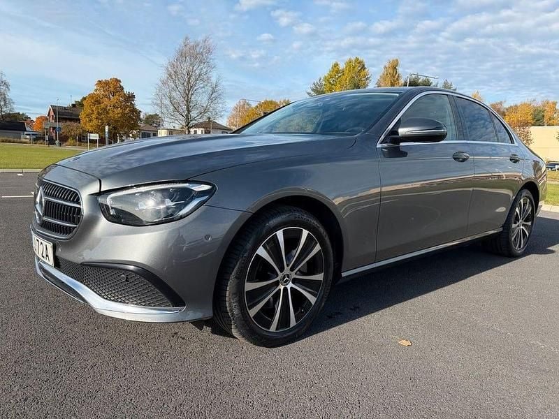 Grå Begagnad 2022 Mercedes E300 Avantgarde Sedan | 415 000 kr (Marknadspris) - Bild 1/4
