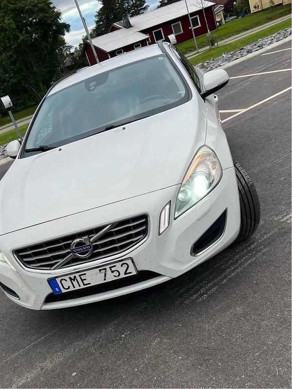 Vit Begagnad 2013 Volvo V60 Momentum Kombi | 103 000 kr (Bra pris) - Bild 1/4