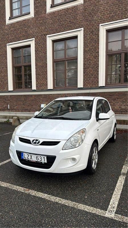 Vit Begagnad 2012 Hyundai i20 Select Halvkombi | 29 000 kr (Bra pris) - Bild 1/4
