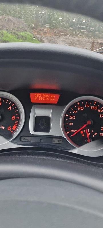 Grå Begagnad 2011 Renault Clio II Halvkombi | 30 000 kr (Marknadspris) - Bild 1/4