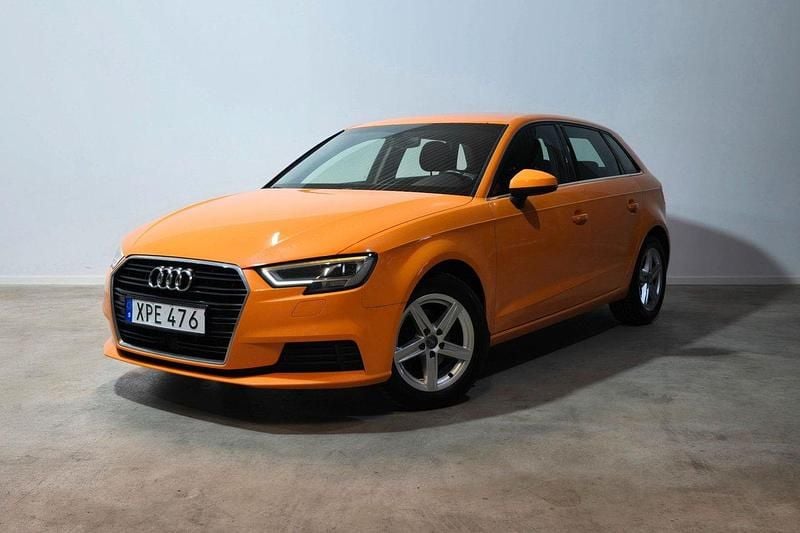 Orange Begagnad 2017 Audi A3 Sportback Comfort Halvkombi | 159 800 kr (Marknadspris) - Bild 1/3