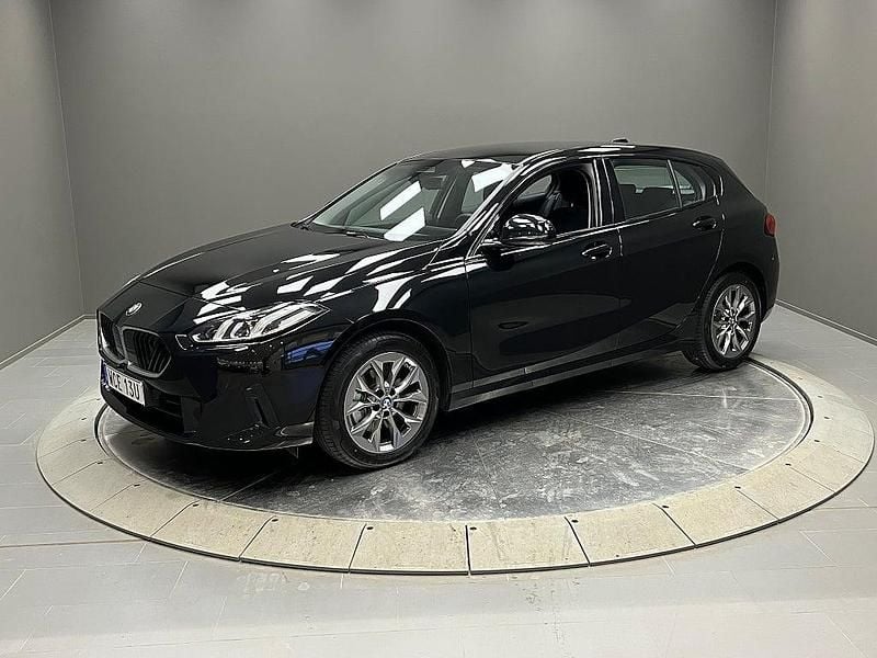 Svart Begagnad 2025 BMW 120 Halvkombi | 325 000 kr (Superpris) - Bild 1/4