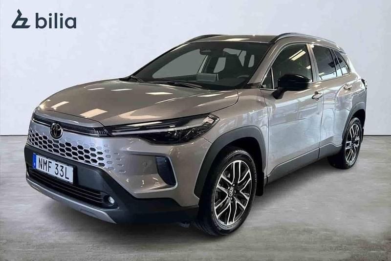 Grå Ny 2025 Toyota Corolla Cross SUV | 429 800 kr - Bild 1/1