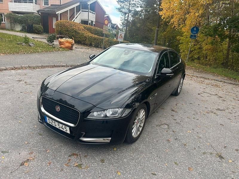 Svart Begagnad 2016 Jaguar XF Sedan | 84 500 kr - Bild 1/4