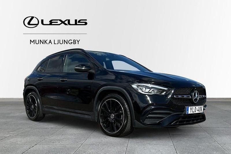 Svart Begagnad 2022 Mercedes GLA200 AMG line SUV | 349 900 kr (Marknadspris) - Bild 1/4
