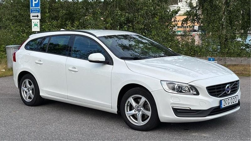 Vit Begagnad 2018 Volvo V60 Kinetic Kombi | 188 900 kr (Bra pris) - Bild 1/4