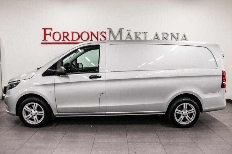 Silver metallic Begagnad 2017 Mercedes Vito Minibuss | 249 900 kr (Bra pris) - Bild 1/4