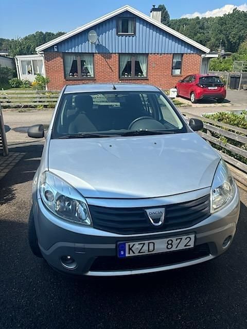 Silver Begagnad 2011 Dacia Sandero Halvkombi | 24 000 kr - Bild 1/4
