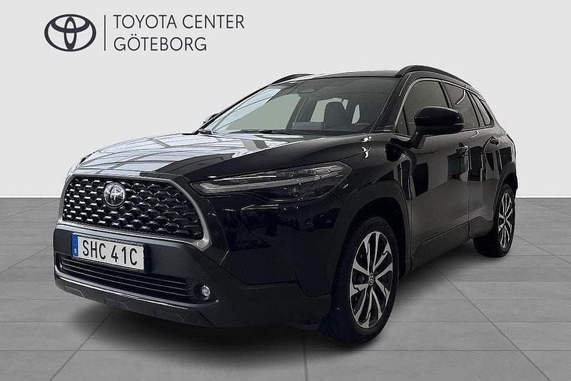 Svart Begagnad 2024 Toyota Corolla Cross Style SUV | 349 900 kr (Marknadspris) - Bild 1/4