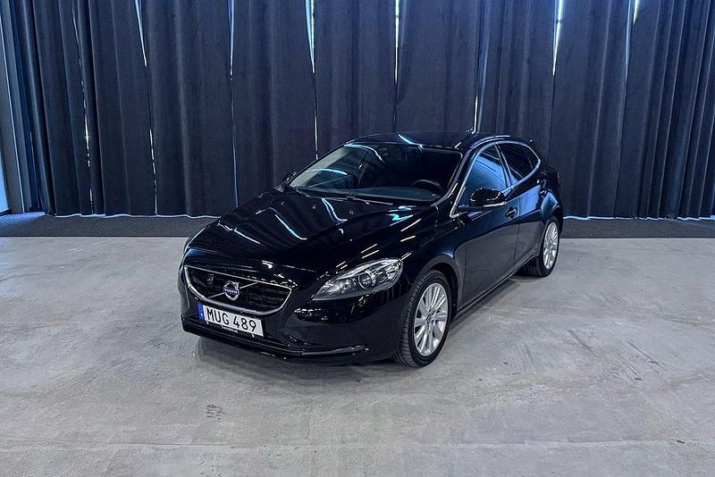 Svart Begagnad 2015 Volvo V40 Kombi | 139 900 kr (Marknadspris) - Bild 1/4