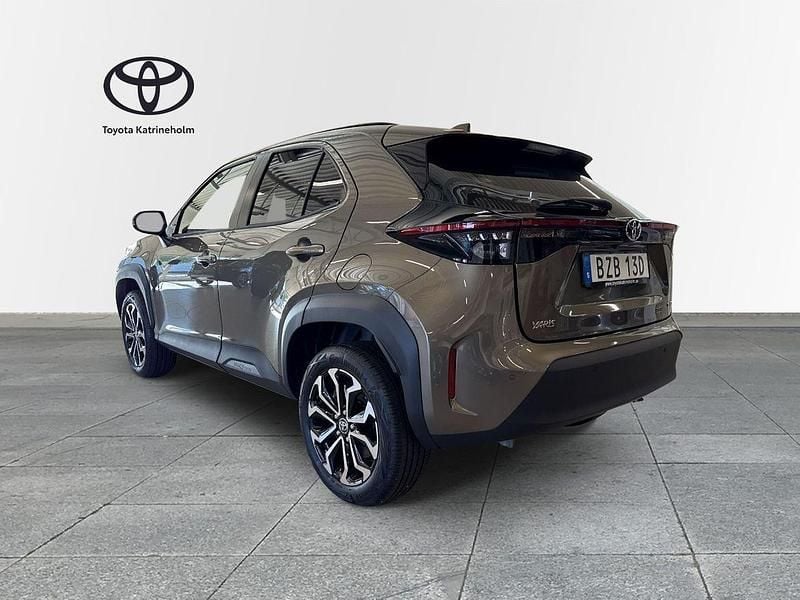 Grön Ny 2025 Toyota Yaris Cross SUV | 334 900 kr (Marknadspris) - Bild 1/4