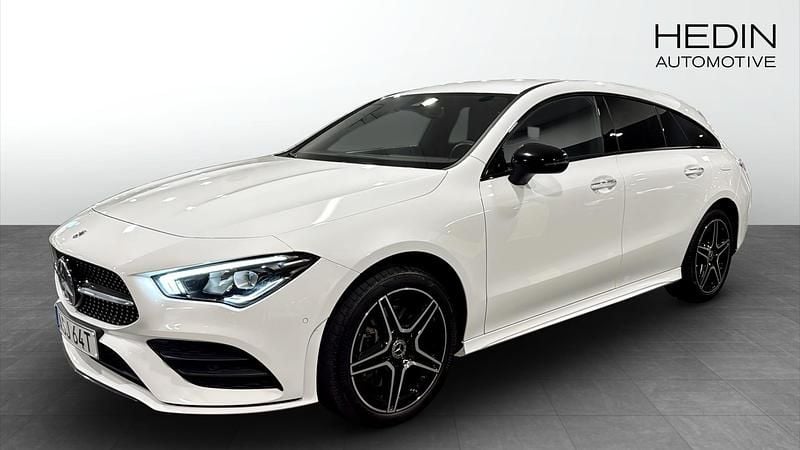Svart Begagnad 2022 Mercedes CLA250e Shooting Brake AMG Kombi | 359 900 kr (Marknadspris) - Bild 1/4