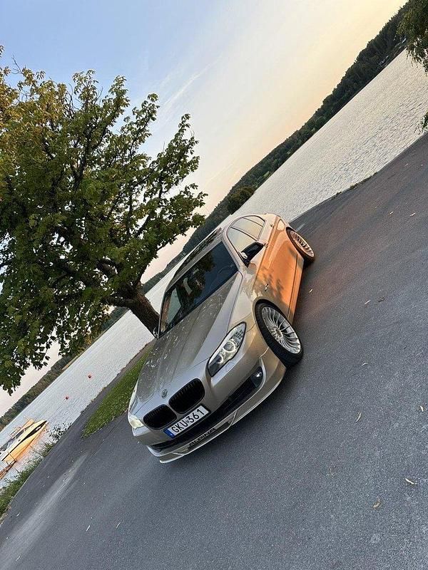 Brun Begagnad 2010 BMW 528 Sedan | 120 000 kr (Marknadspris) - Bild 1/4