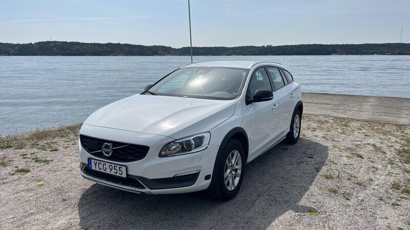 Vit Begagnad 2016 Volvo V60 CC Momentum Kombi | 152 900 kr (Bra pris) - Bild 1/4