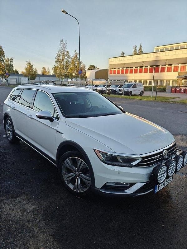 Vit Begagnad 2017 VW Passat Kombi | 147 500 kr (Marknadspris) - Bild 1/4