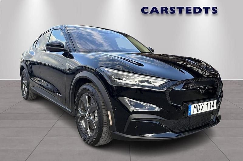 Svart Begagnad 2021 Ford Mustang Mach-E Standard Range SUV | 359 900 kr - Bild 1/4