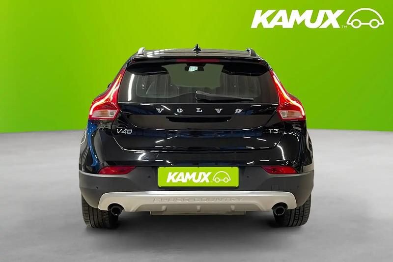 Begagnad Volvo V40 Ocean Race 152 HK (111 kW) 2016 Svart Halvkombi