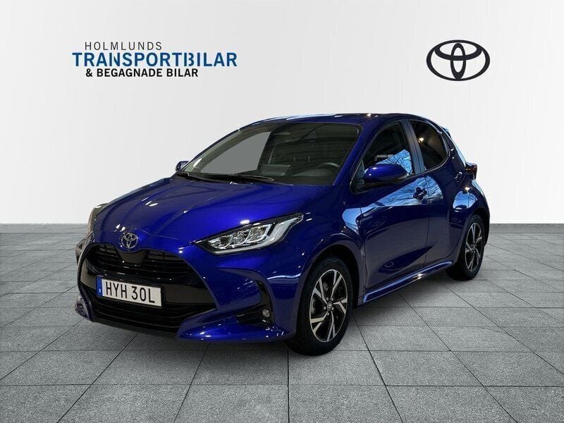 Mörkblå Begagnad 2024 Toyota Yaris Hybrid Active Halvkombi | 269 900 kr (Lite dyr) - Bild 1/4