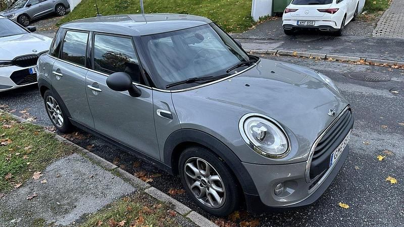 Grå Begagnad 2017 Mini One D Halvkombi | 110 000 kr - Bild 1/4