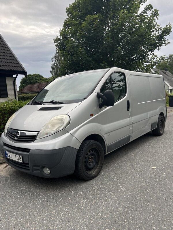 Grå Begagnad 2011 Opel Vivaro Van | 49 000 kr (Marknadspris) - Bild 1/4