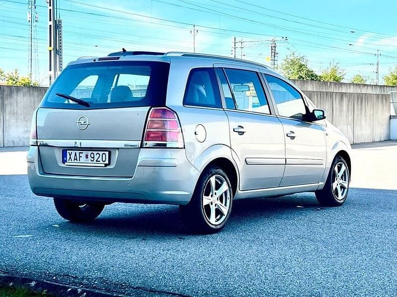 Begagnad Opel Zafira 150 HK (110 kW) 2006 Grå Minibuss