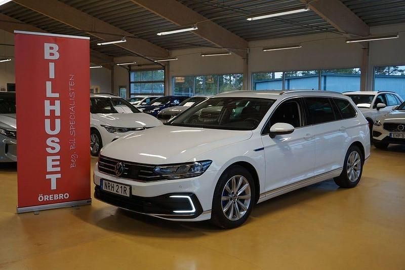 Vit Begagnad 2021 VW Passat Pro Kombi | 289 000 kr (Dyr) - Bild 1/4