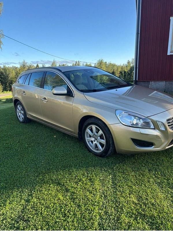 Brun Begagnad 2012 Volvo V60 Momentum Kombi | 63 000 kr (Marknadspris) - Bild 1/4