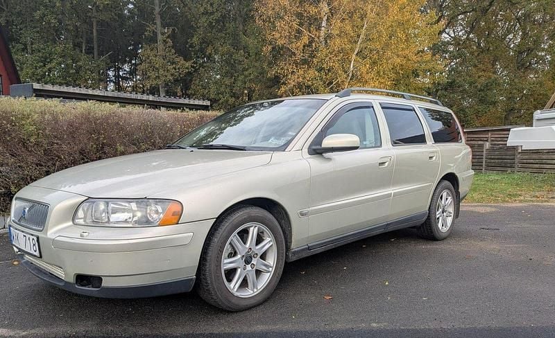 Brun Begagnad 2006 Volvo V70 Kinetic Kombi | 24 000 kr (Marknadspris) - Bild 1/4