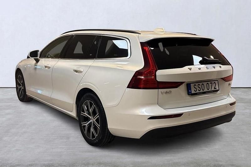 Begagnad Volvo V60 Core 200 HK (147 kW) 2024 Vit Kombi