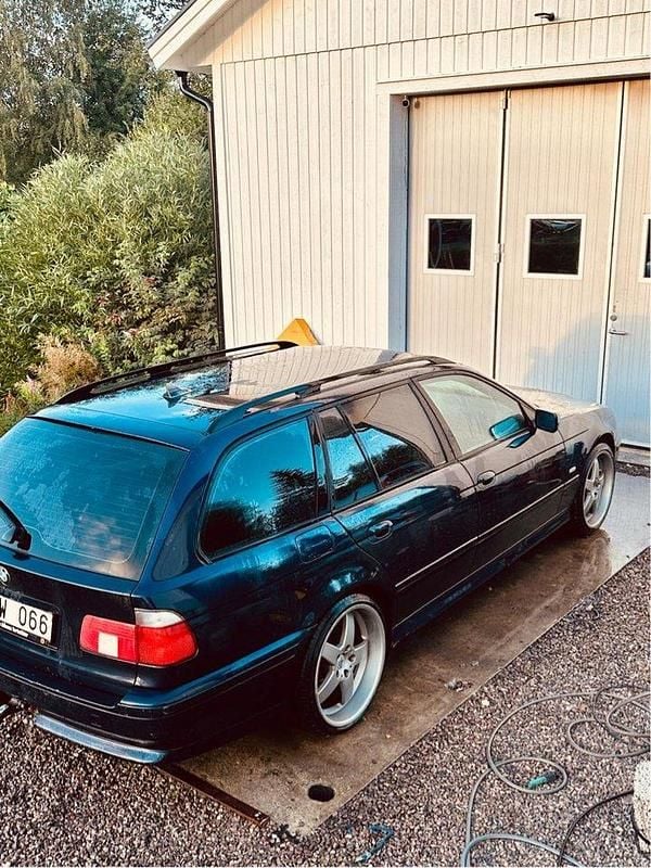 Blå Begagnad 2004 BMW 525 Kombi | 25 000 kr (Superpris) - Bild 1/4