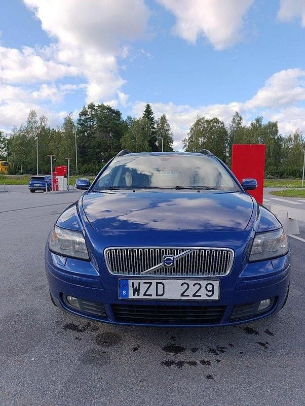 Blå Begagnad 2006 Volvo V50 Kinetic Kombi | 32 900 kr (Marknadspris) - Bild 1/4